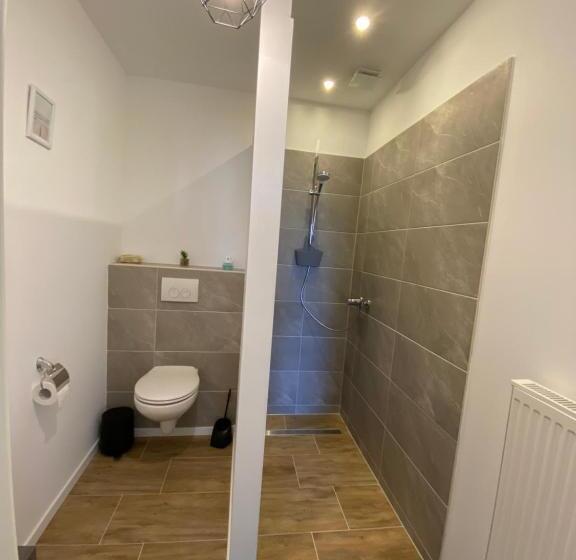 Номер Стандарт, Großes Doppelzimmer Mit Eigenem Bad Und Kühlschrank, Frisch Saniert