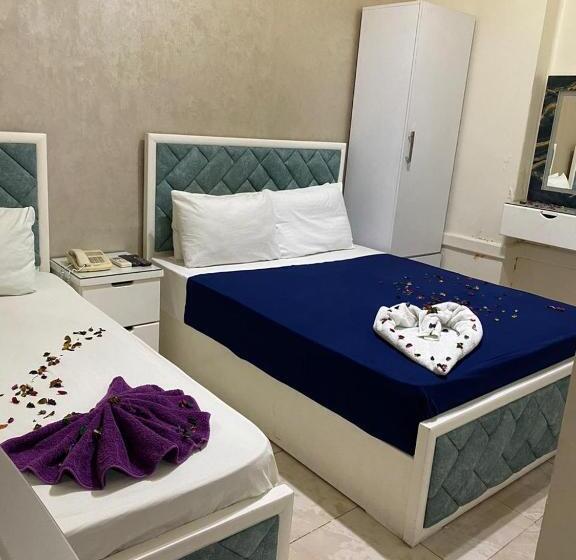 اتاق استاندارد سه تخته با بالکن, New Abdeen Palace Hostel