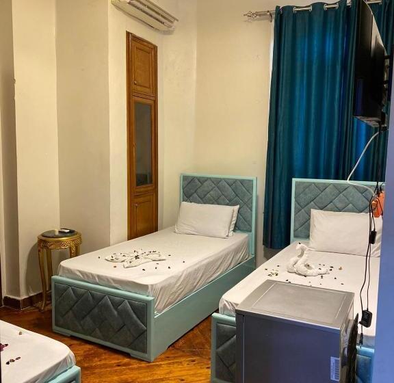 اتاق استاندارد سه تخته با بالکن, New Abdeen Palace Hostel