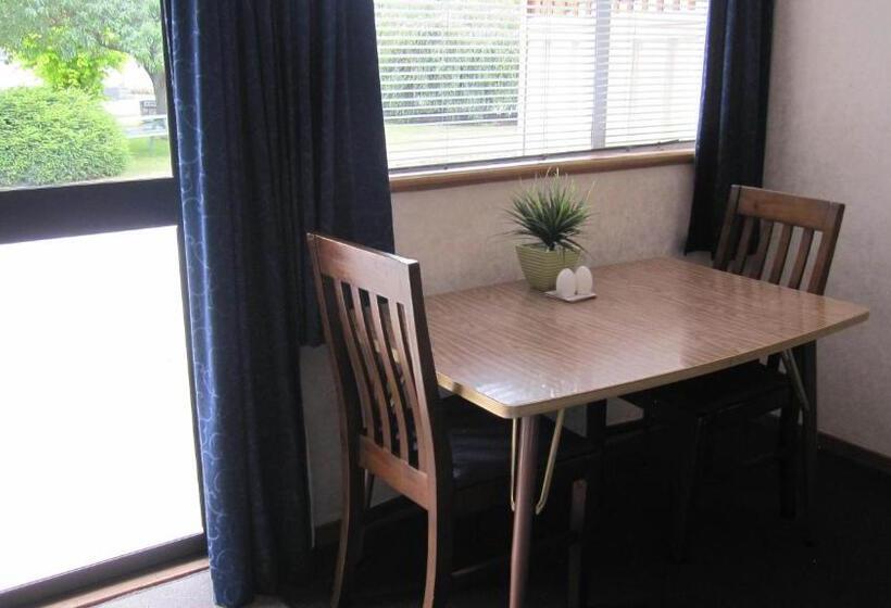 스탠다드 스튜디오, Cromwell Motel