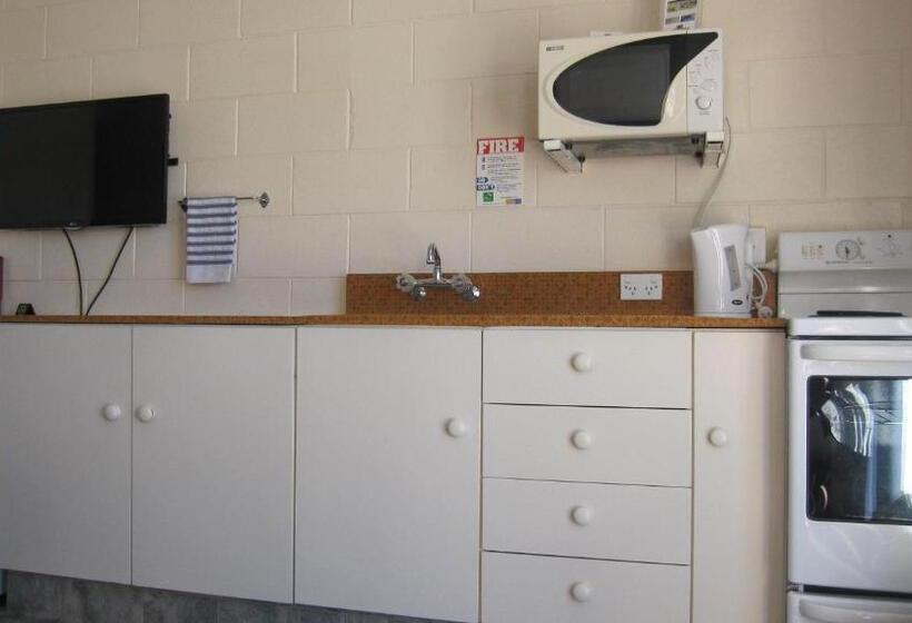 스탠다드 스튜디오, Cromwell Motel