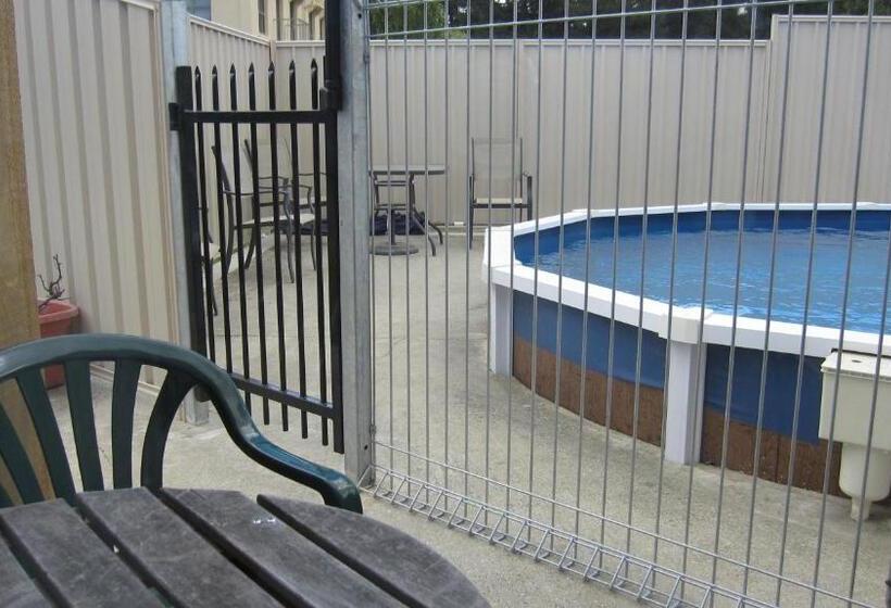 이코노미 룸, Cromwell Motel