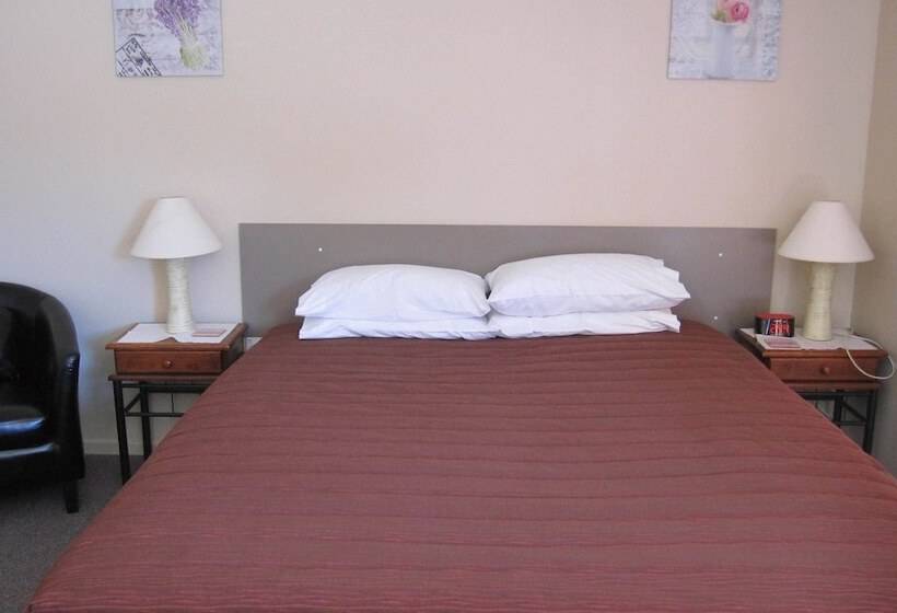 스탠다드 스튜디오, Cromwell Motel