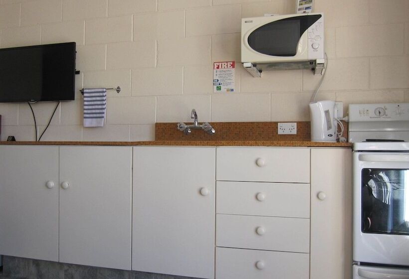 스탠다드 스튜디오, Cromwell Motel