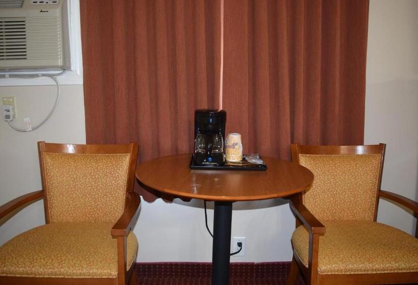 带2个双人床的标准工作室, Knights Inn Arnprior