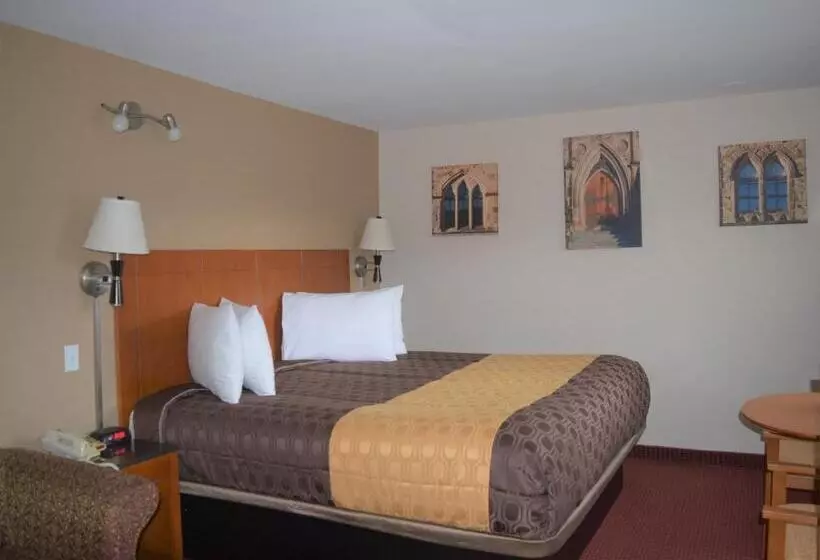 キングサイズベッドのスタンダードルーム, Knights Inn Arnprior