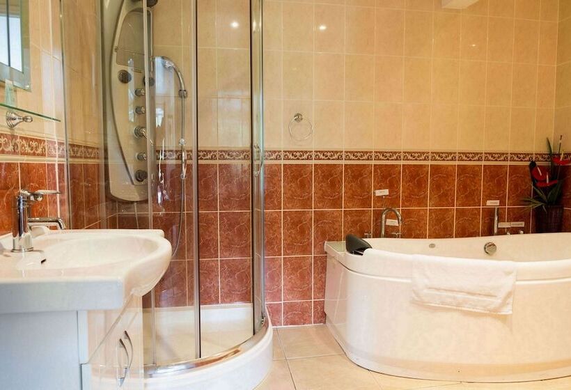 Семейный Номер, Wool Merchant