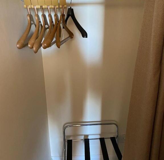 اتاق لوکس با تخت بزرگ, The Linden Leaf Rooms