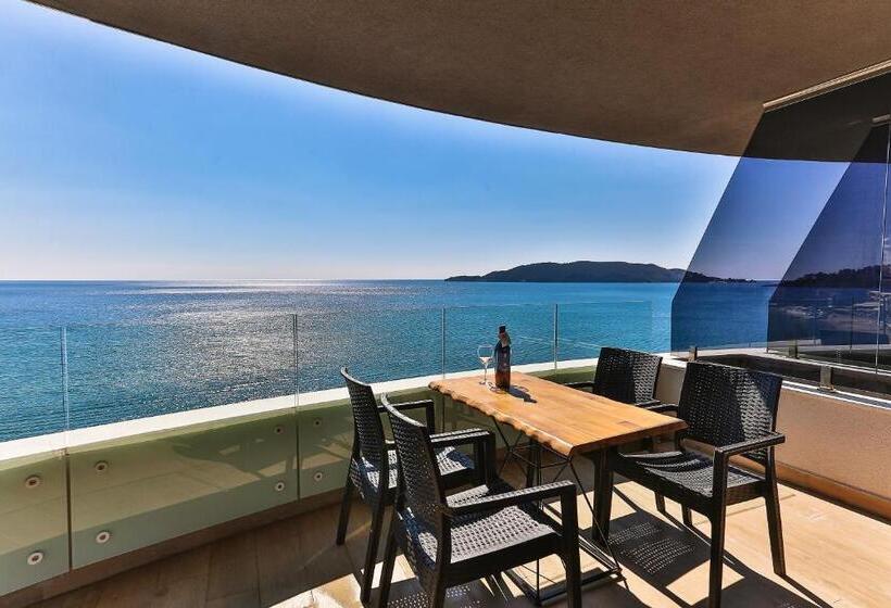 سوئیت با تخت بزرگ, Palacio Del Mar