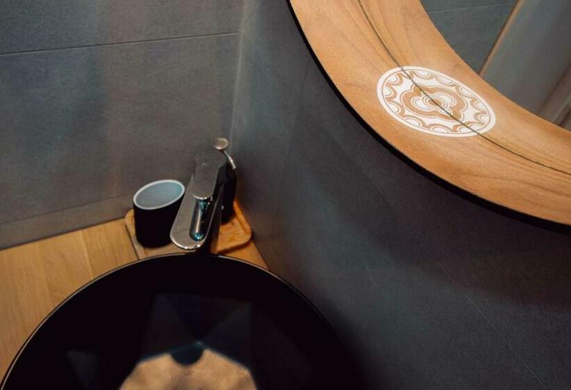 ガーデンビュースタンダードルーム, Conacul Olarilor