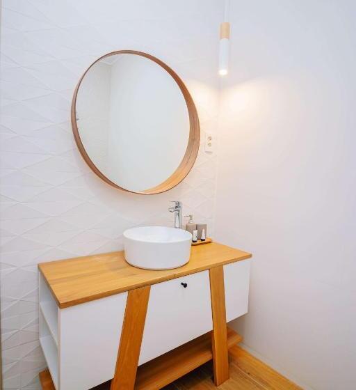 デラックスファミリールーム, Conacul Olarilor