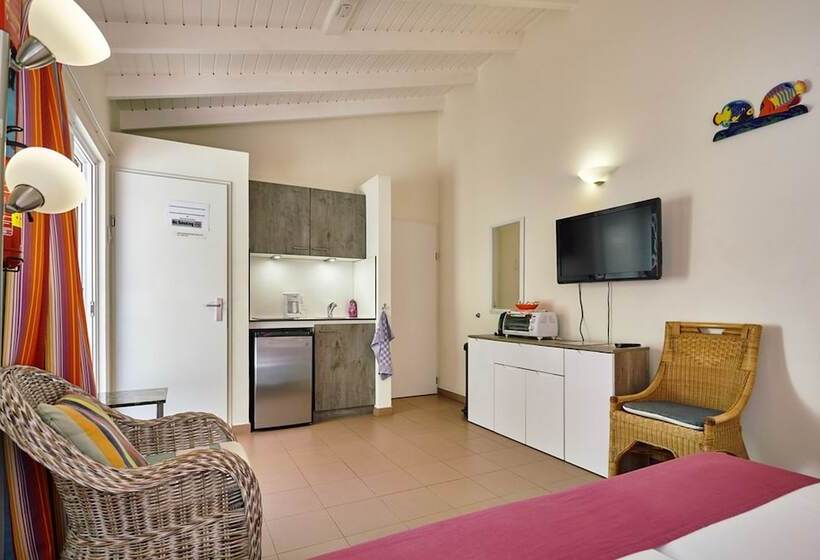 استودیوی استاندارد, Hamlet Oasis Resort