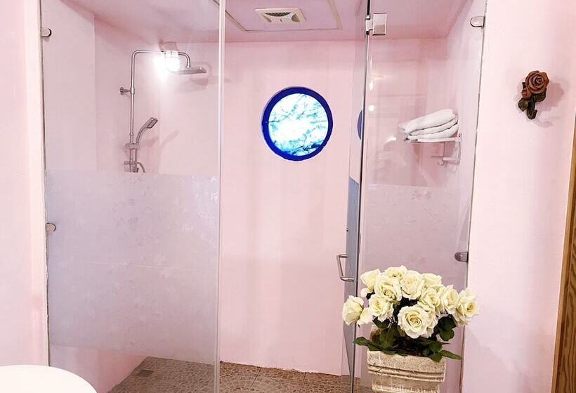 اتاق خانوادگی, Sanduo Rose