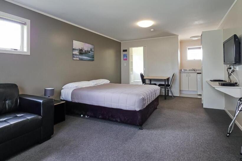 استودیوی سوپریور, Captain Cook Motor Lodge