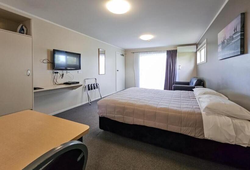 استودیوی سوپریور, Captain Cook Motor Lodge