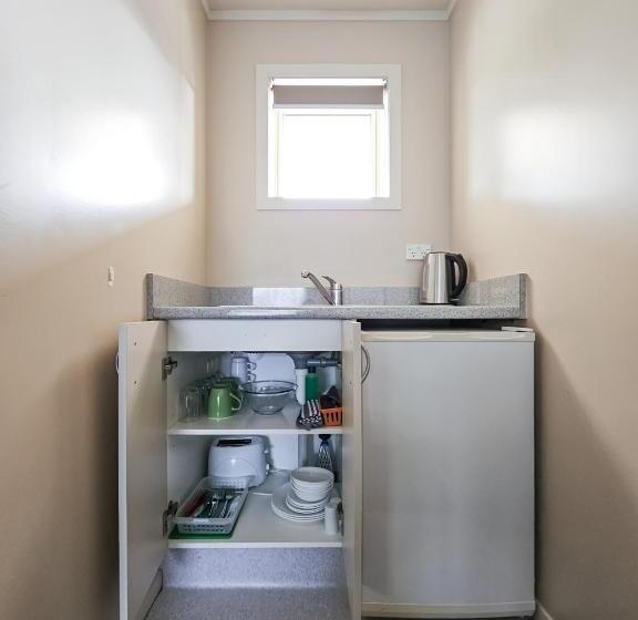 استودیوی سوپریور, Captain Cook Motor Lodge