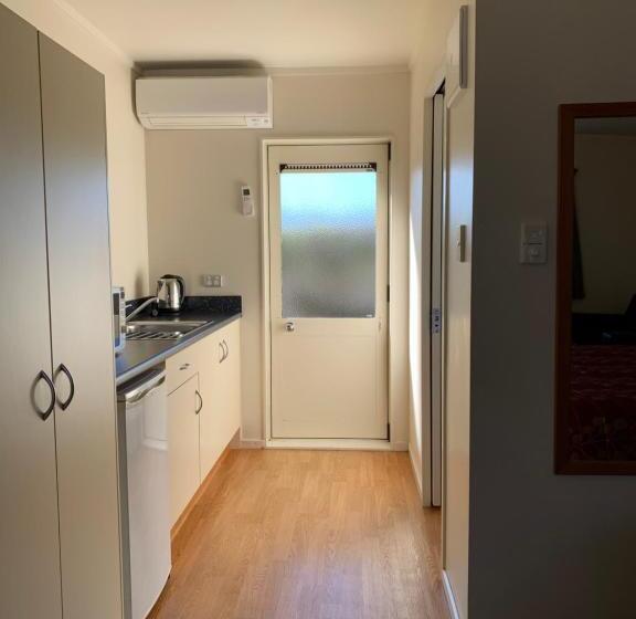 استودیوی سوپریور, Captain Cook Motor Lodge