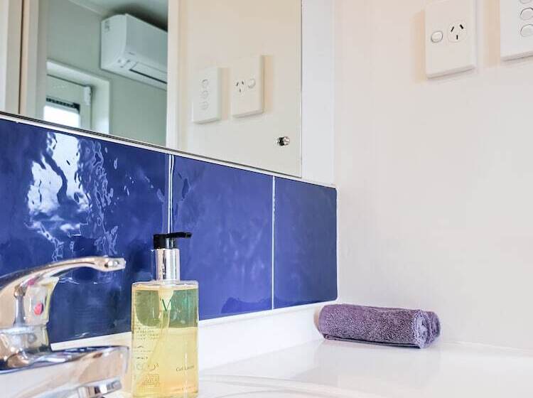 استودیوی سوپریور, Captain Cook Motor Lodge