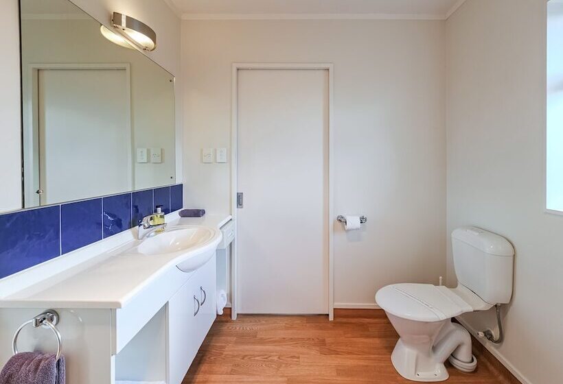 استودیوی سوپریور, Captain Cook Motor Lodge