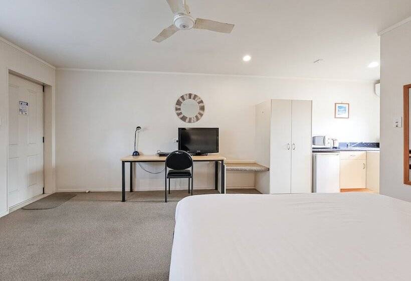 استودیوی سوپریور, Captain Cook Motor Lodge