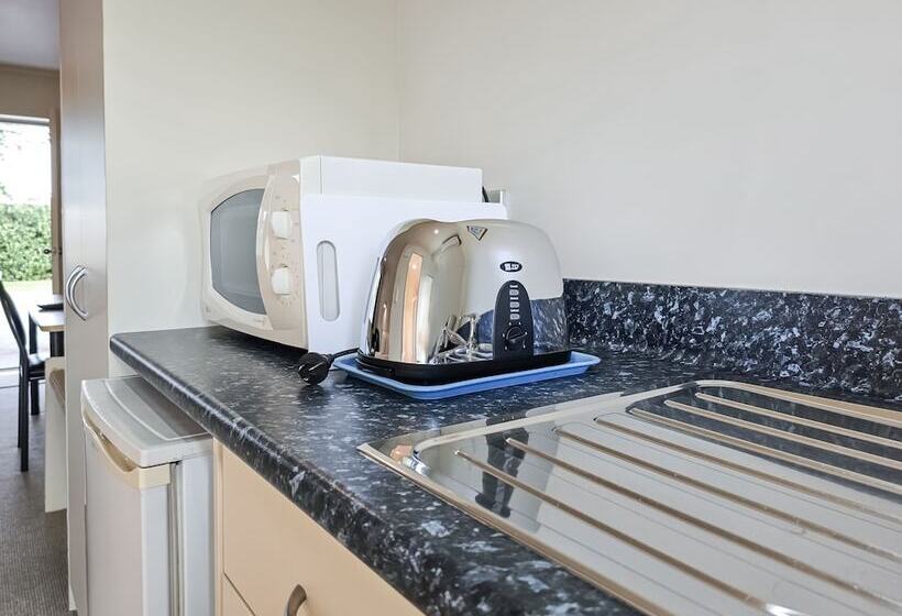 استودیوی سوپریور, Captain Cook Motor Lodge