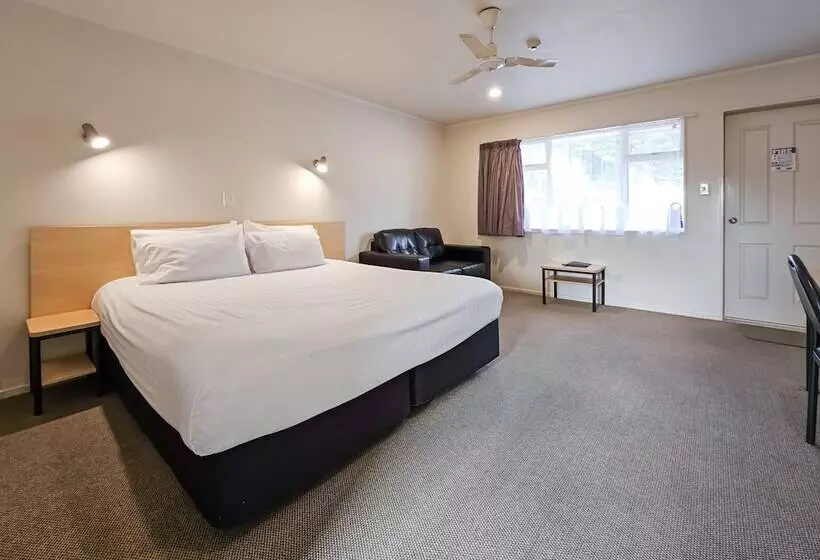 استودیوی سوپریور, Captain Cook Motor Lodge