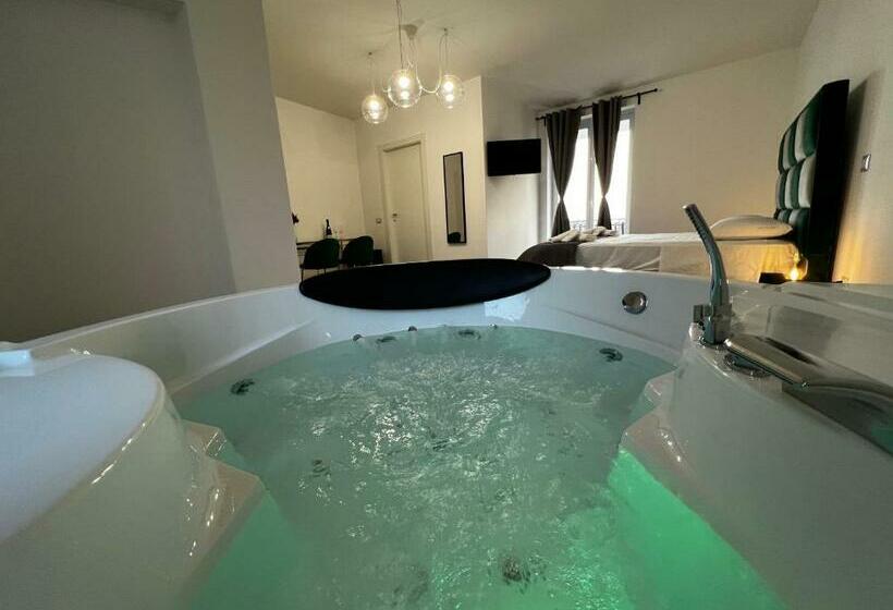 带按摩浴盆的套房, Habitat Luxury Suites