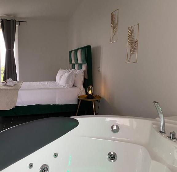 带按摩浴盆的套房, Habitat Luxury Suites