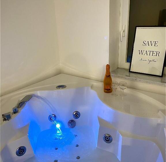 带按摩浴盆的套房, Habitat Luxury Suites