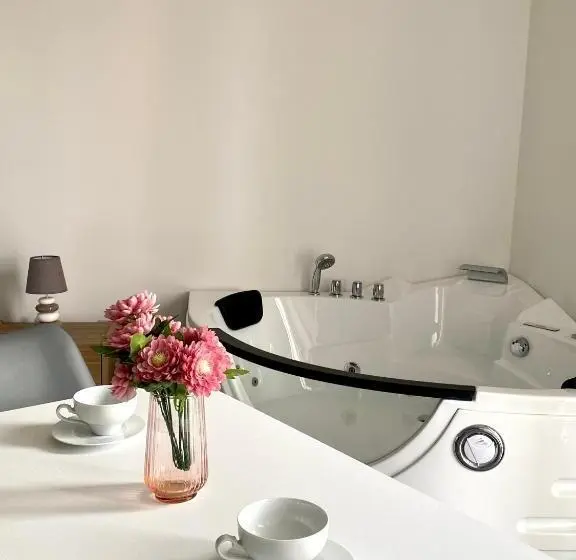 キングサイズベッドのスイートルーム, Habitat Luxury Suites