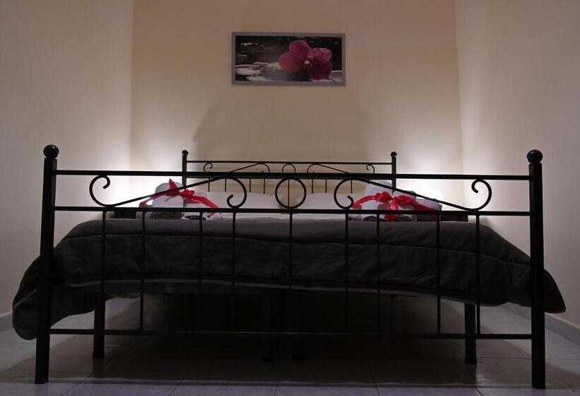 חדר סטנדרט עם מרפסת, B&b A Capua   I Portici Del Centro