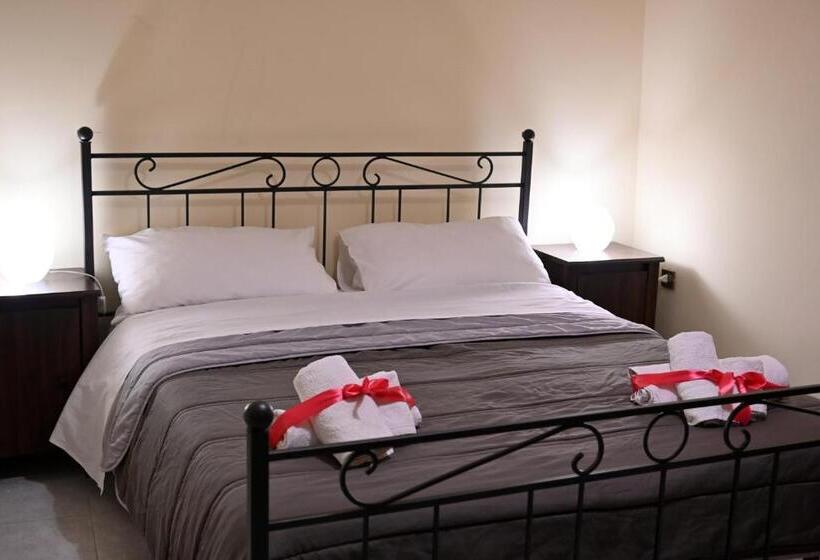 חדר סטנדרט עם מרפסת, B&b A Capua   I Portici Del Centro