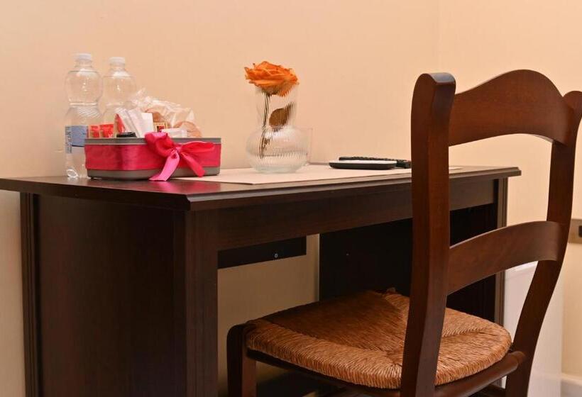 חדר סטנדרט עם מרפסת, B&b A Capua   I Portici Del Centro