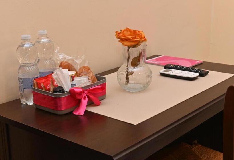 חדר סטנדרט עם מרפסת, B&b A Capua   I Portici Del Centro