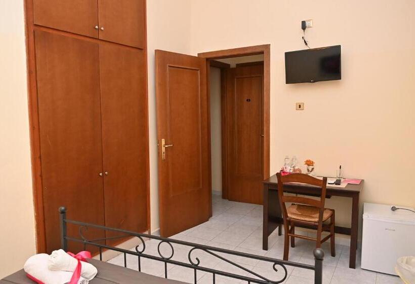 חדר סטנדרט עם מרפסת, B&b A Capua   I Portici Del Centro