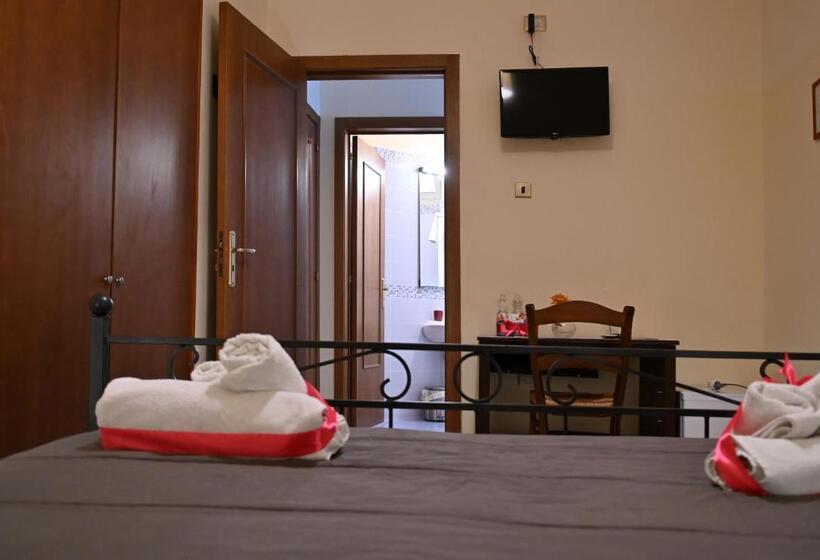 חדר סטנדרט עם מרפסת, B&b A Capua   I Portici Del Centro