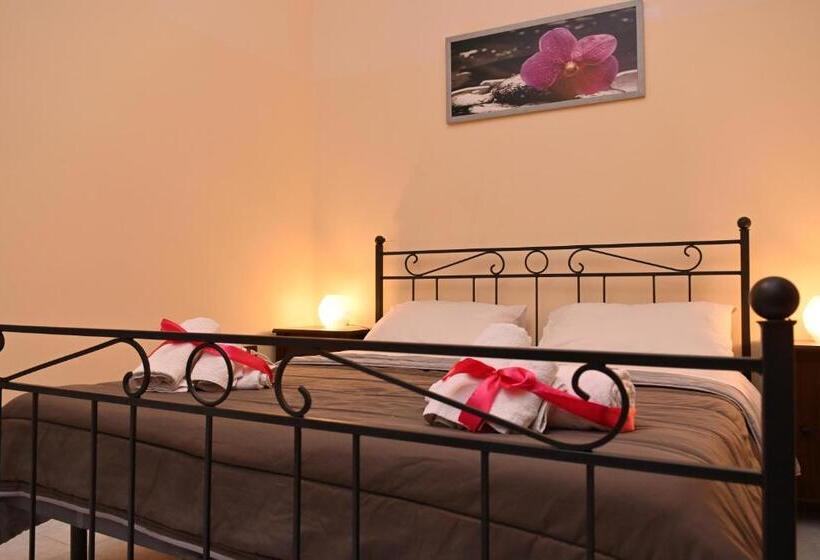 חדר סטנדרט עם מרפסת, B&b A Capua   I Portici Del Centro