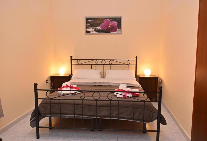 חדר סטנדרט עם מרפסת, B&b A Capua   I Portici Del Centro