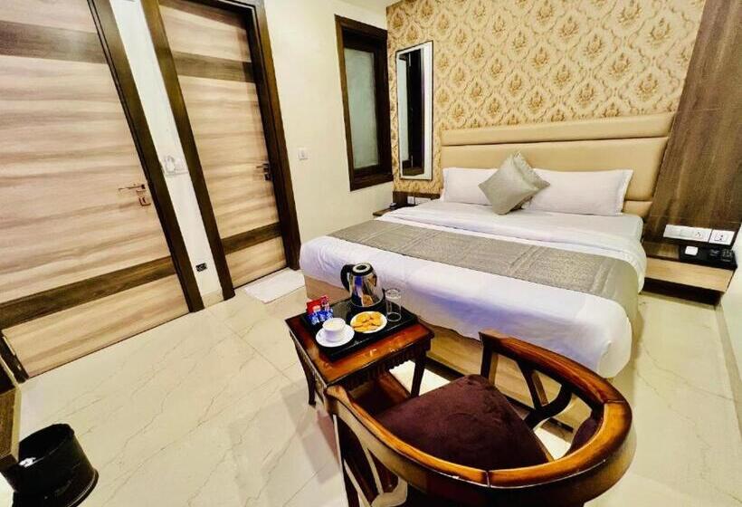 استودیوی سوپریور, Apple Inn & Suites, New Delhi