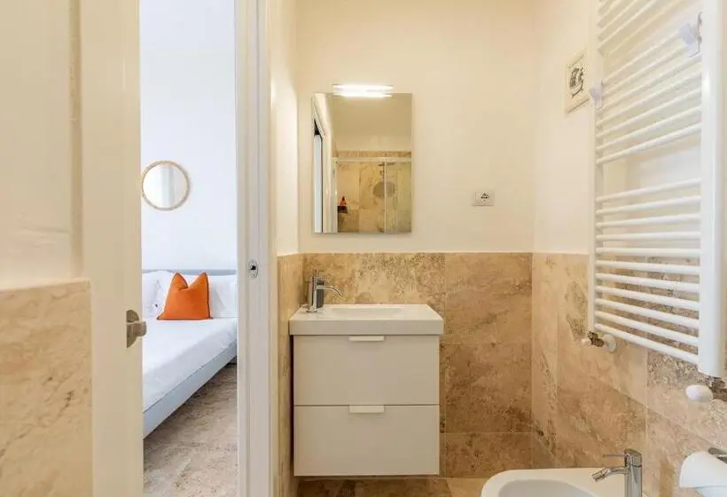 Basic Kolmen Hengen Huone, L Acqua E La Pietra