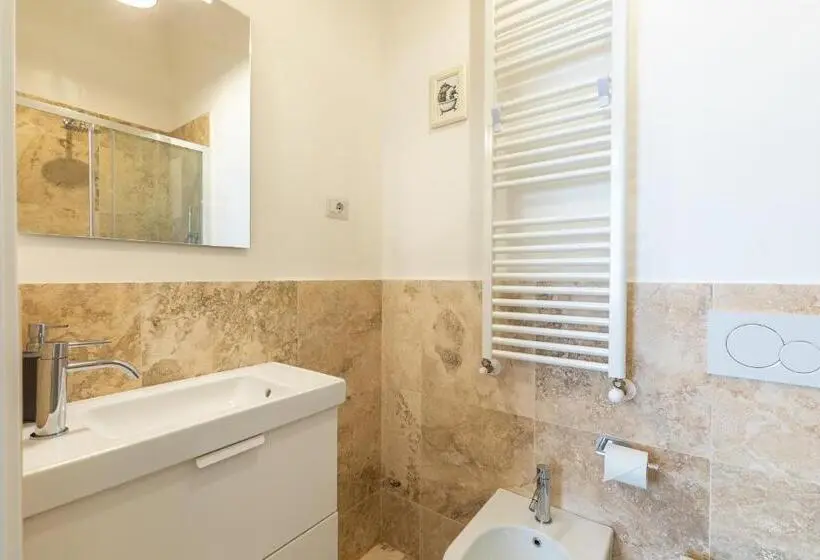 Basic Kolmen Hengen Huone, L Acqua E La Pietra