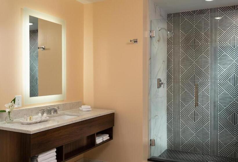 غرفة قياسية سرير كينج, The Liberty Trust