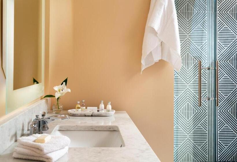 غرفة قياسية, The Liberty Trust