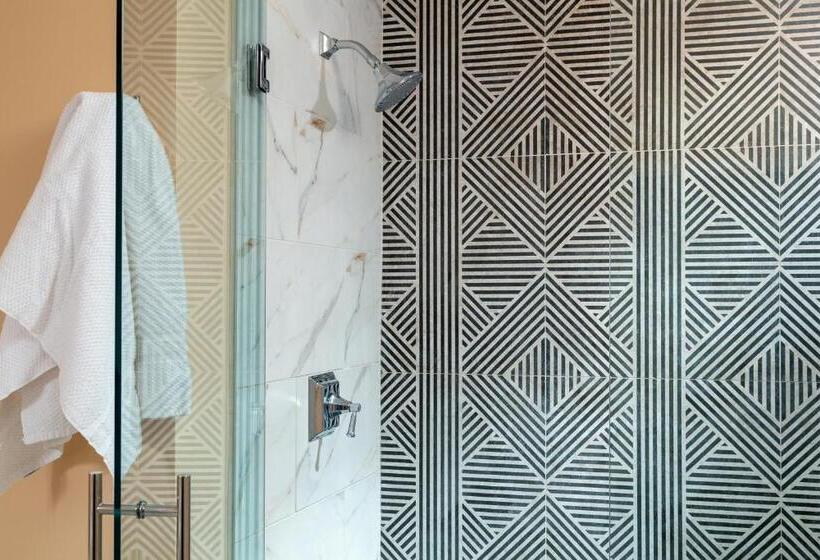 غرفة قياسية, The Liberty Trust