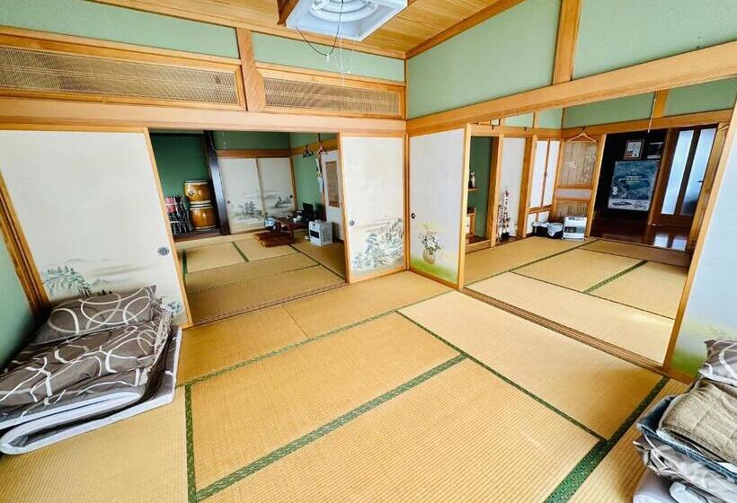 Семейный Номер, 津軽三味線と民謡 ゲストハウス繭子の宿