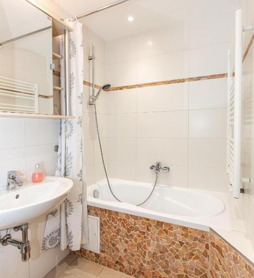 غرفة عائلية, Der Winzerhof