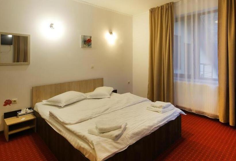 Номер Deluxe с Балконом, Pensiunea Montan Din Bran,sat Simon Spa Indoor