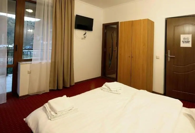 اتاق لوکس با بالکن, Pensiunea Montan Din Bran,sat Simon Spa Indoor
