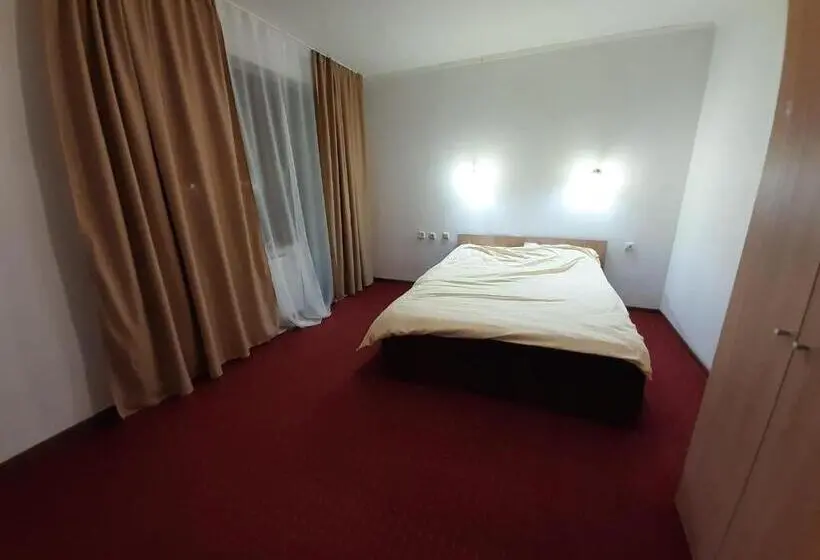 اتاق لوکس با بالکن, Pensiunea Montan Din Bran,sat Simon Spa Indoor
