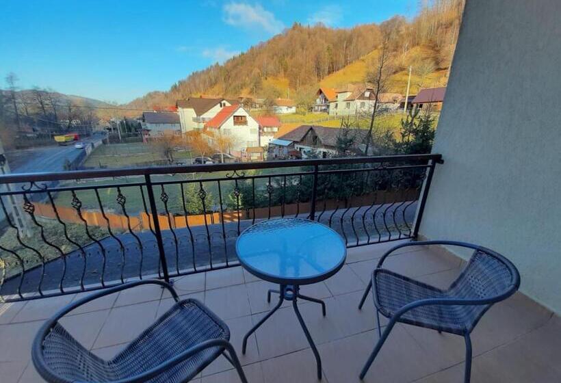 Номер Deluxe с Балконом, Pensiunea Montan Din Bran,sat Simon Spa Indoor